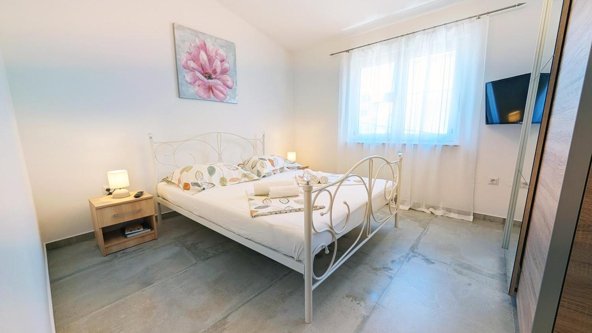 Modern 3br In With Balcony Or Terrace, Free Parking & Ac Apartament